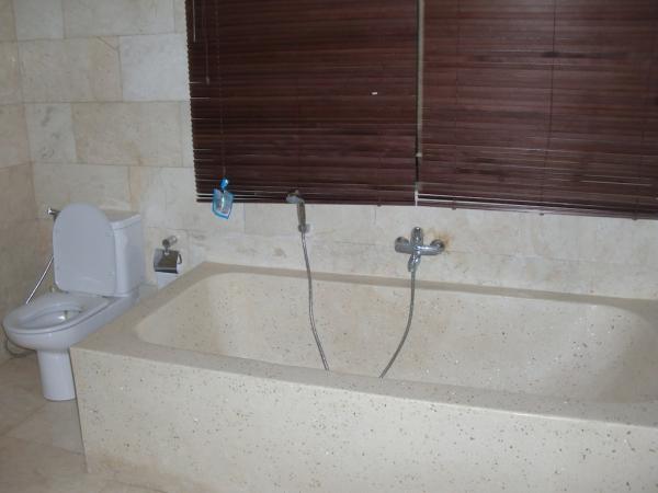 Ground-floor En-suite bath-tub