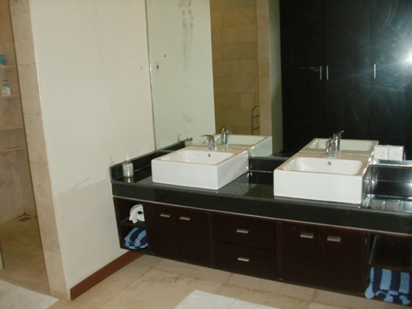 Ground-floor twin wash basins