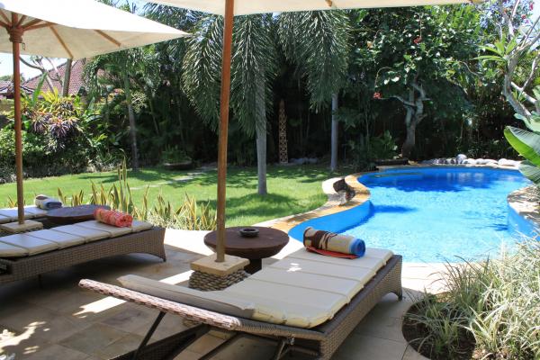 Villa Dewi pool & garden