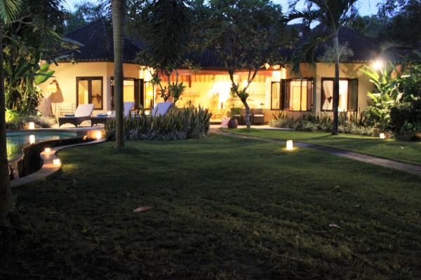 Villa Dewi garden at night