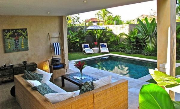open air living area  pool
