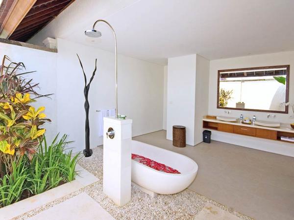 villa nakula - open air bathroom