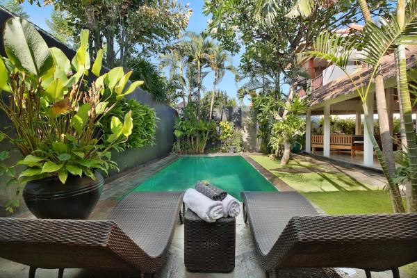 Villa Bali - Villa Rozpoz side pool