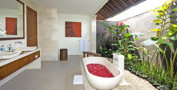 villa sadewa - bathroom